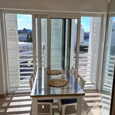 White Towers Residences No. 8 Apartman *